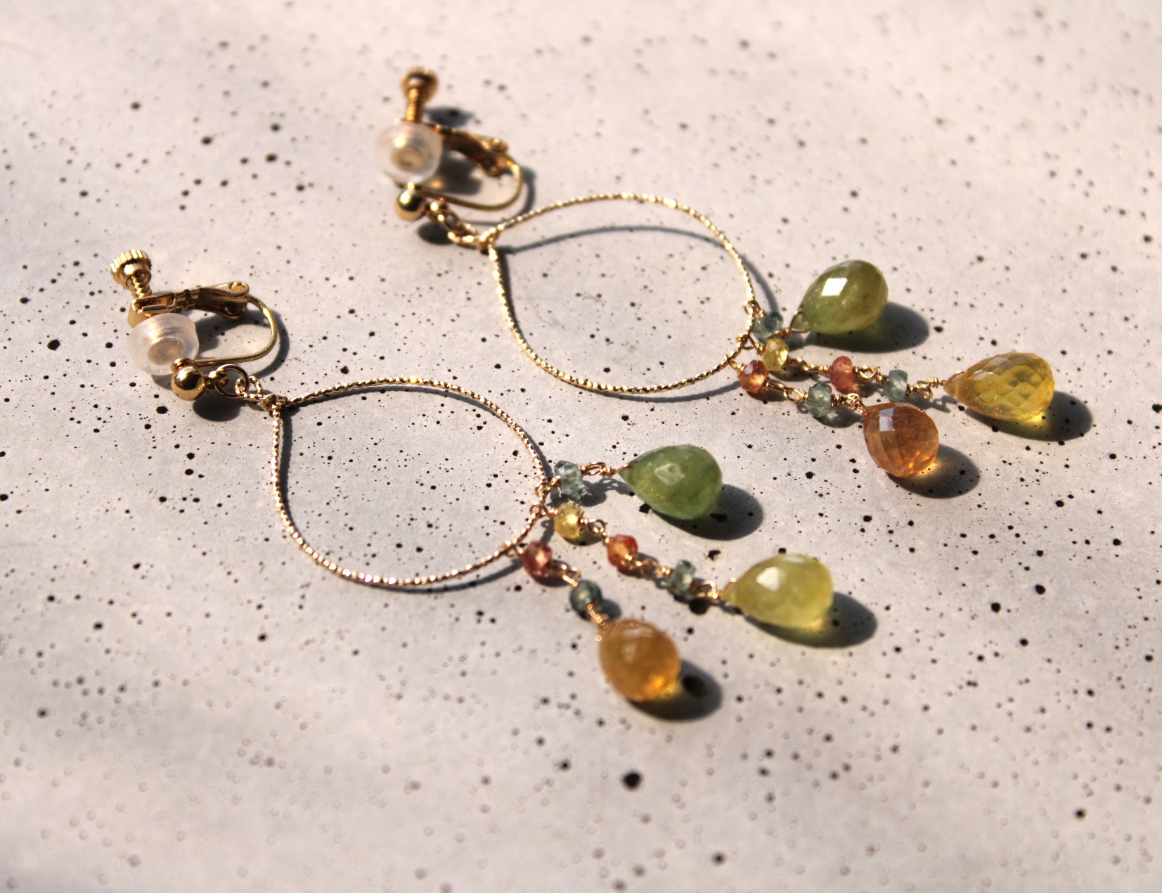 9月の誕生サファイアのフープイヤリング