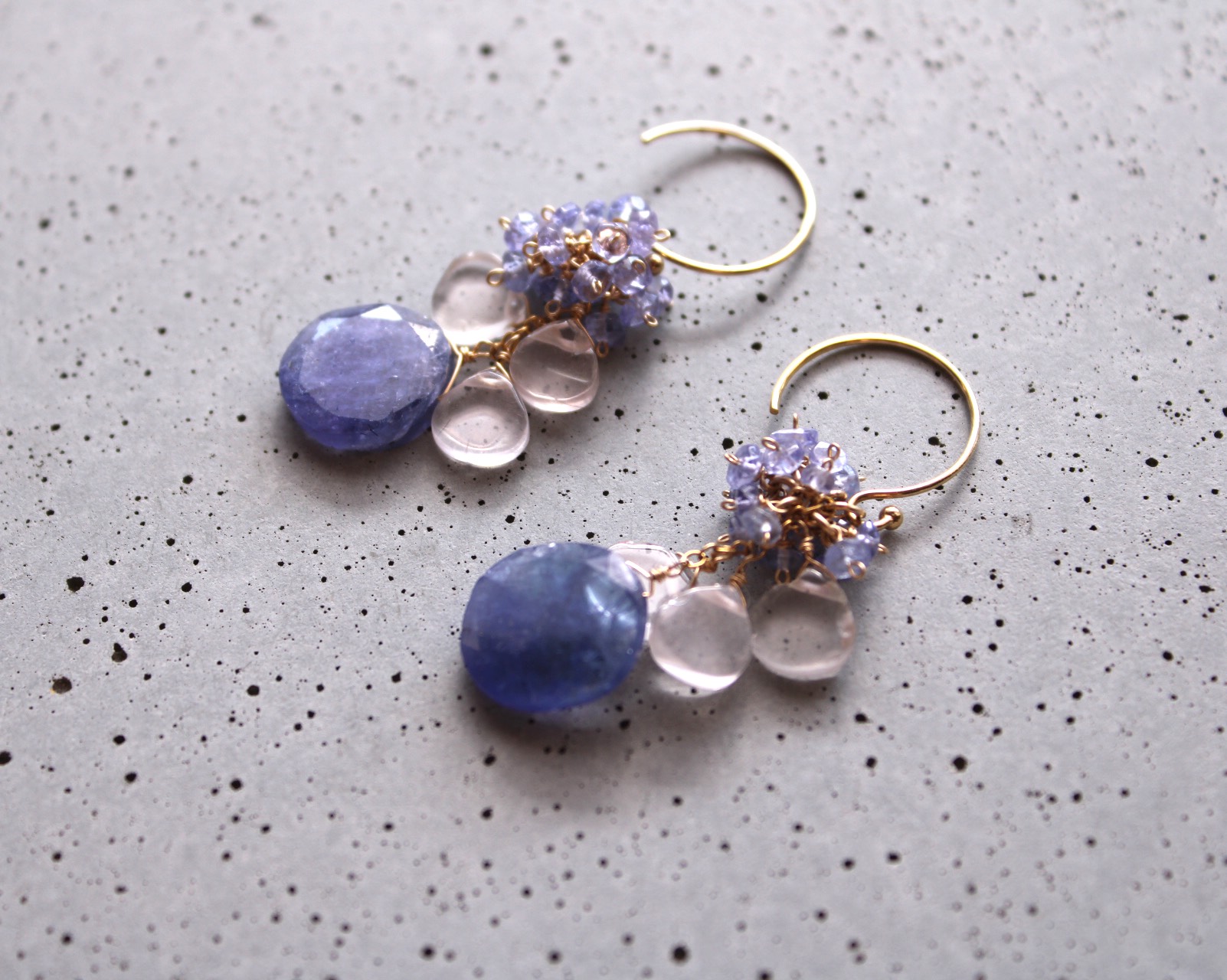 タンザナイトとローズクオーツの14kgf ピアス