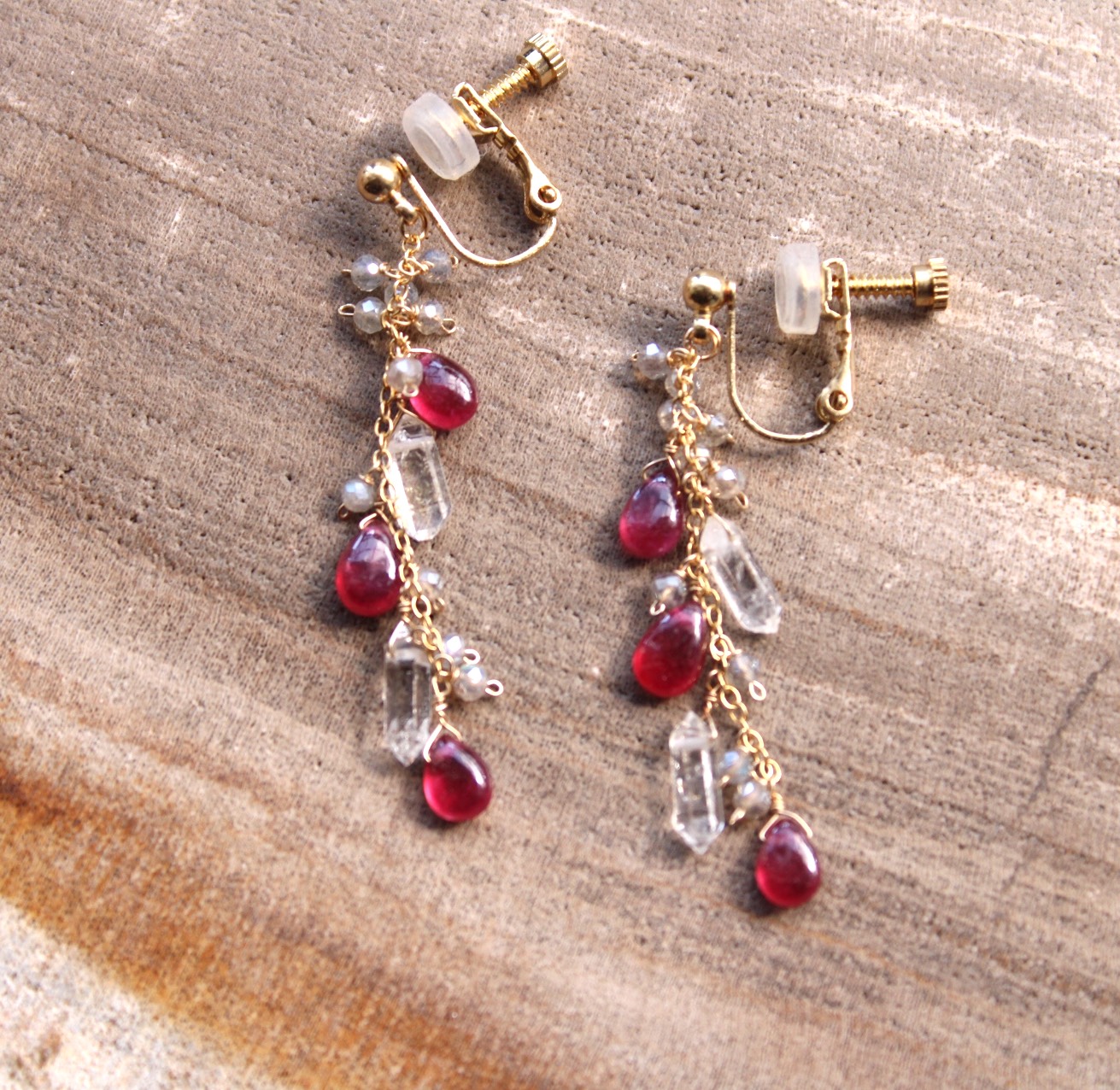 ルビーとハーキマーダイアモンド、コーティングラブラドライトのイヤリング