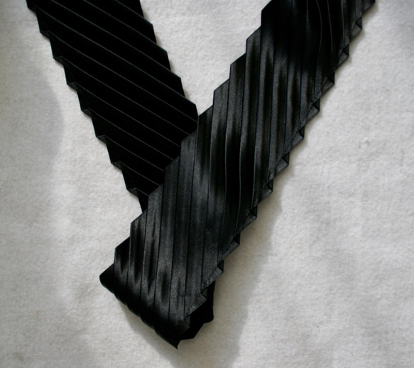 斜めプリーツ サテンリボン 幅広 黒 ブラック 木馬リボン MOKUBA　 3枚目の画像