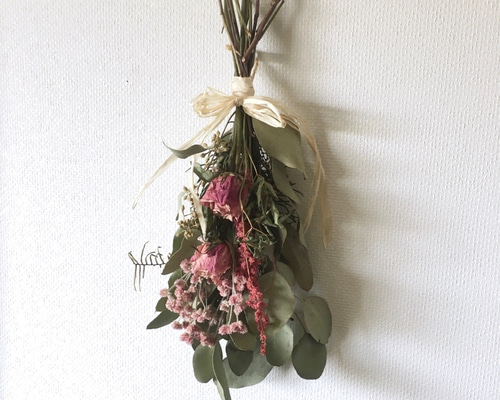 ユーカリとピンクの花のドライフラワースワッグ ドライフラワー