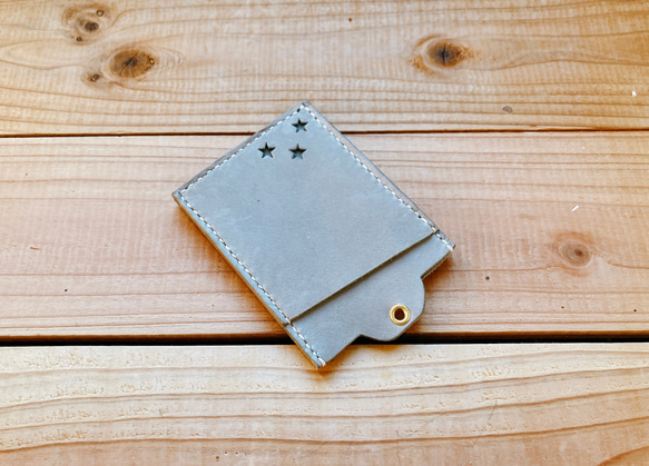 小さな星のレザーカードケース（パスケース/メンズ/レディース/キャッシュレス財布/仕事/シンプル/プレゼント）グレー 2枚目の画像