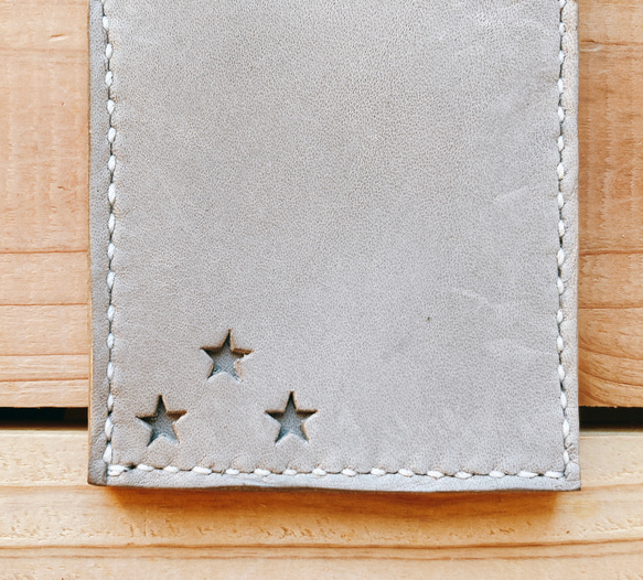小さな星のレザーカードケース（パスケース/メンズ/レディース/キャッシュレス財布/仕事/シンプル/プレゼント）グレー 3枚目の画像