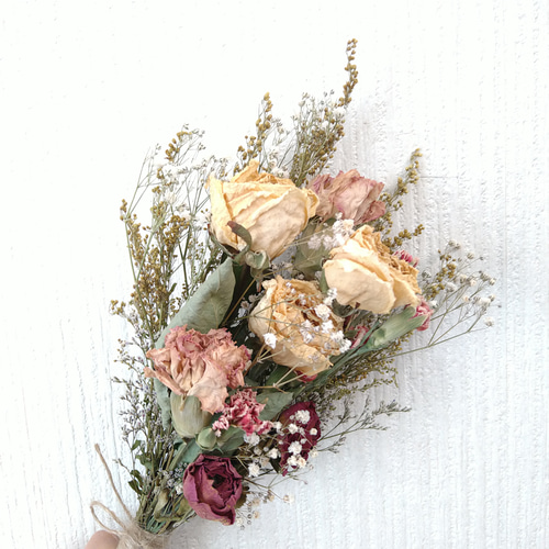 ドライフラワーꕤ︎︎カーネーションとスプレーバラのお花いっぱい花束ꕤ︎︎スワッグ ドライフラワーꕤ︎︎カーネーションとスプレーバラのお花