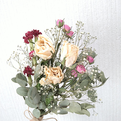 薔薇とかすみ草のドライフラワースワッグ ドライフラワー Sora 薔薇とかすみ草のドライフラワースワッグ ドライフラワー Sora