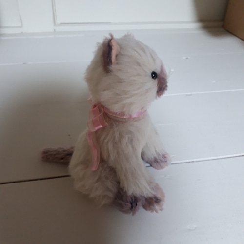 大人しいシャム猫さん アーティストベア 海外作家様 ハンドメイド ぬいぐるみ ⚮̈ . . 今日はねずみちゃんと公園で読書