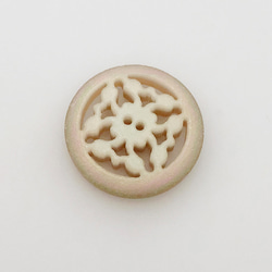 現代物　イタリア製アクリルビーズ（ボタン）　カービング透かし　アイボリー（象牙）オーロラ 3枚目の画像