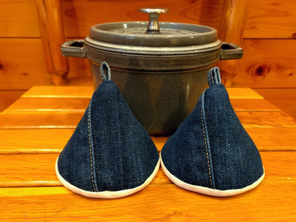 ２個セット★三角鍋つかみ★staub にいかがでしょうか？デニムリメイク　和柄　ストウブ　鍋つかみ　ミトン 1枚目の画像