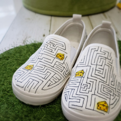 ホントにできる迷路「チーズ×ネズミくんのめいろ」キッズ スリッポン【受注制作】 靴 cue 通販 7485932｜Creema(クリーマ) 可愛いネズミとチーズデザインスニーカー