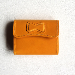 reboo 黃色皮夾，配有豐滿絲帶，由工匠手工縫製/義大利 Buttero 皮革製成。 第1張的照片
