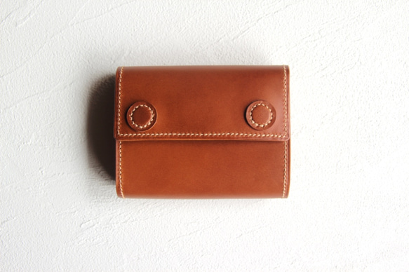 pecaco(キャメル）職人が手縫いで仕立てたぷっくりボタンのハーフ財布/イタリア産ブッテーロレザーを使用。 1枚目の画像