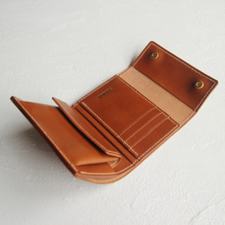 pecaco(キャメル）職人が手縫いで仕立てたぷっくりボタンのハーフ財布/イタリア産ブッテーロレザーを使用。 3枚目の画像