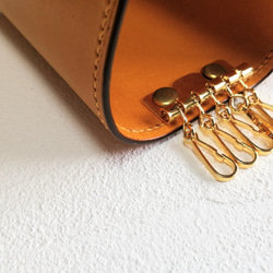 carol (Yellow x Chocolate rim) 鑰匙包由工匠製作或手工縫製/使用意大利 Buttero 皮革。 第2張的照片