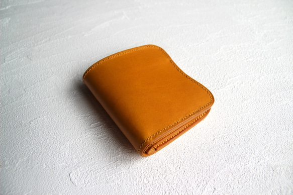 cocora（黃色） 緊湊型皮夾，由工匠手工縫製/採用義大利 Buttero 皮革製成。 第1張的照片