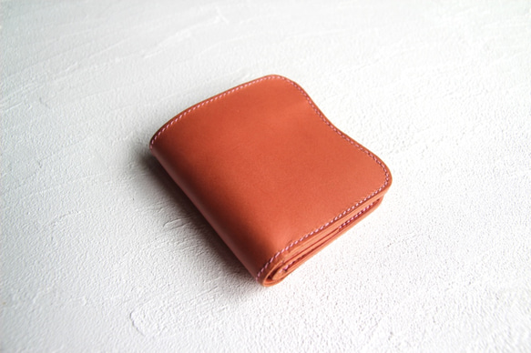 cocora（粉紅色）緊湊型皮夾，由工匠手工縫製/採用義大利 Buttero 皮革製成。 第1張的照片