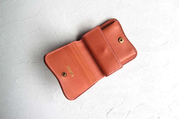 cocora（粉紅色）緊湊型皮夾，由工匠手工縫製/採用義大利 Buttero 皮革製成。 第4張的照片