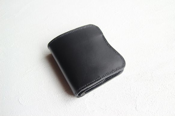 cocora（黑色） 緊湊型皮夾，由工匠手工縫製/採用義大利 Buttero 皮革製成。 第6張的照片