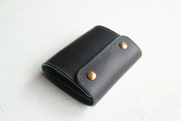 saran (黑色 x 綠色) 工匠手工縫製的半皮錢包 / 使用意大利 Minerva 盒子和黃油。 第2張的照片