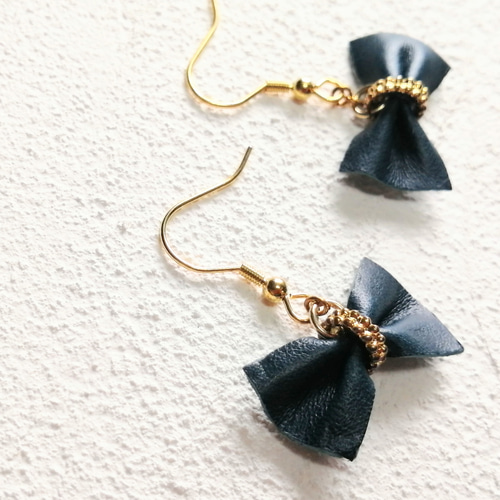 ラタン　ネイビー　ボタン　ピアス　イヤリング　リボン　ヴィンテージ　大ぶり　花 wow handmade リーディングリボン ヴィンテージボタンピアス 2way