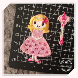 DY05 刺繍アイロンワッペン　2枚分　プリンセス　キラキラビーズがついてる 2枚目の画像