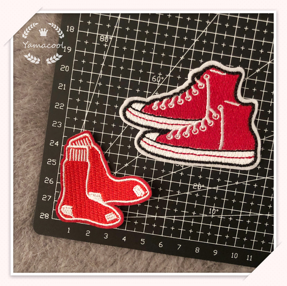Mー12 刺繍アイロンワッペン　赤い靴　2枚分 2枚目の画像