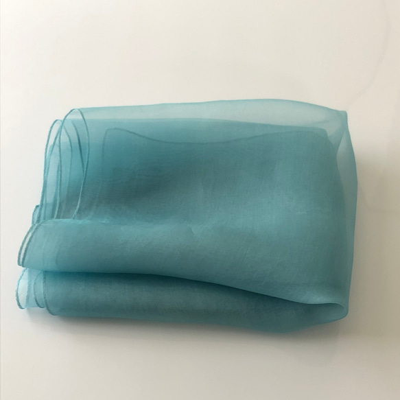 透明感と張りのある　藍染め 大判シルクオーガンジーストール 5枚目の画像