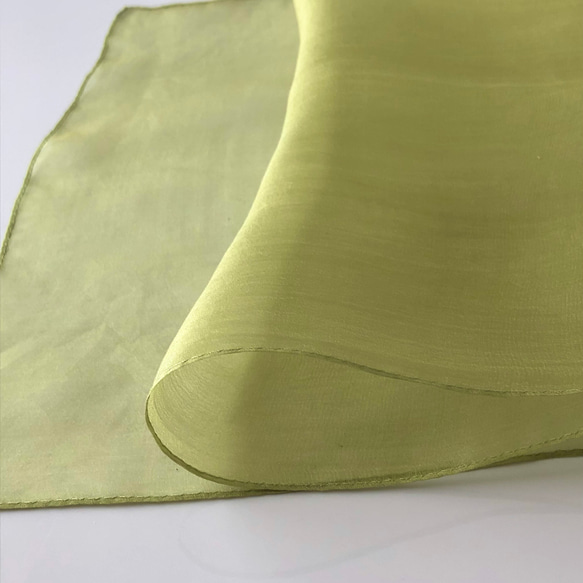 小さめ　透明感と張りのある　草木染め 明るいグリーンのシルクオーガンジーストール 8枚目の画像