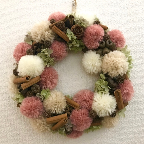 ポンポンクリスマスリース ピンク リース licom 通販 8149562