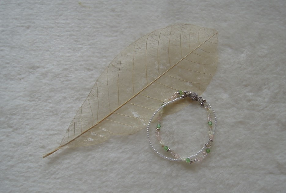 花模様のビーズとパール2連のブレスレット