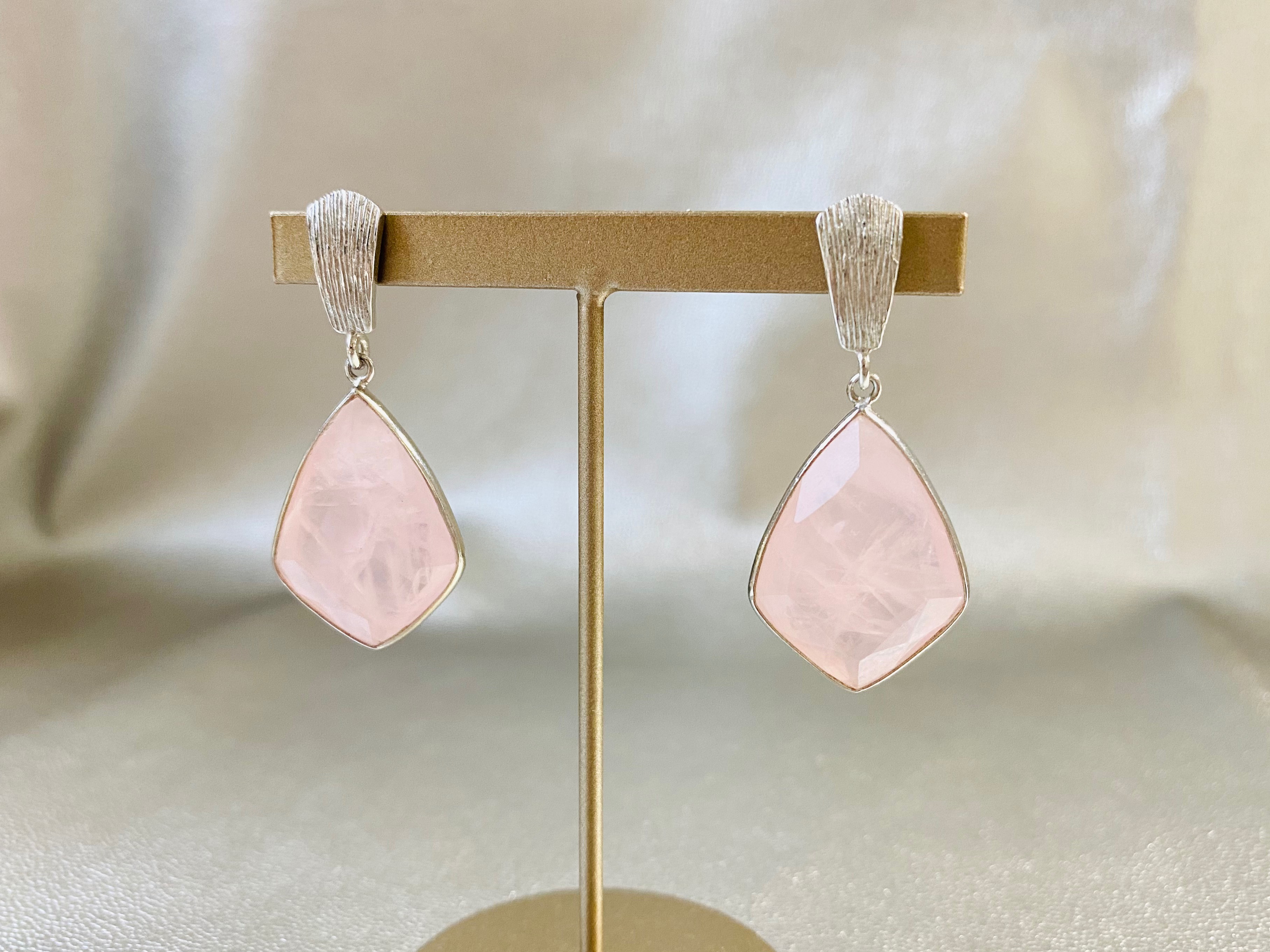 《SV925+ロジウムコーティング》天然石ピアス◇ローズクオーツ