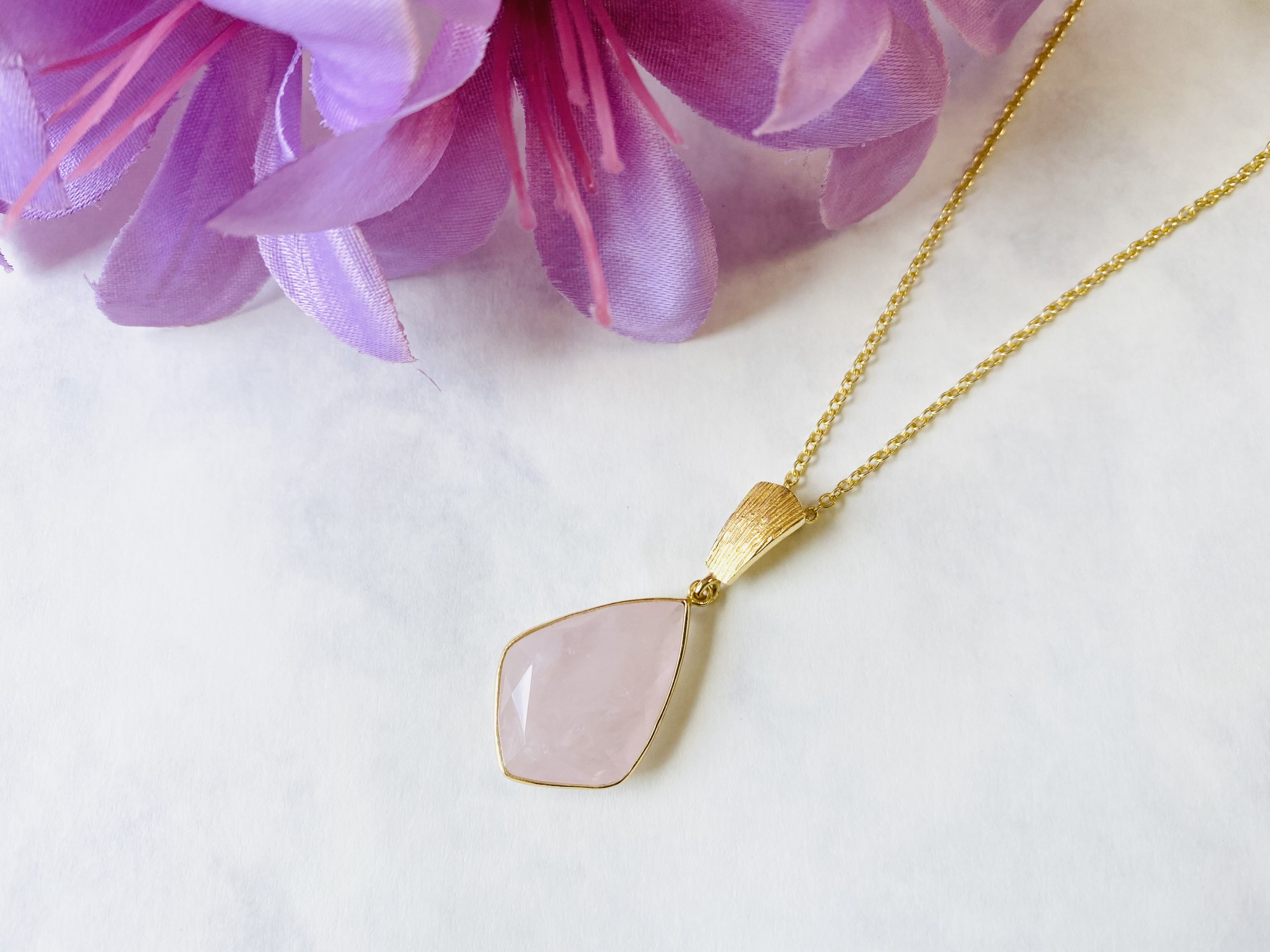 《SV925+K18YGコーティング》天然石ペンダント◇ローズクオーツ