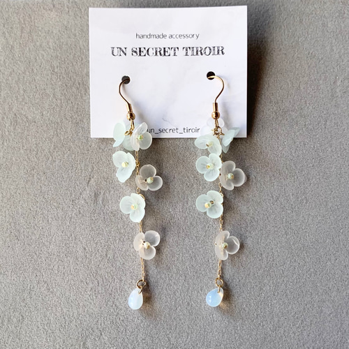 mint × white 花びらゆらゆらピアス／イヤリング ピアス（フック 