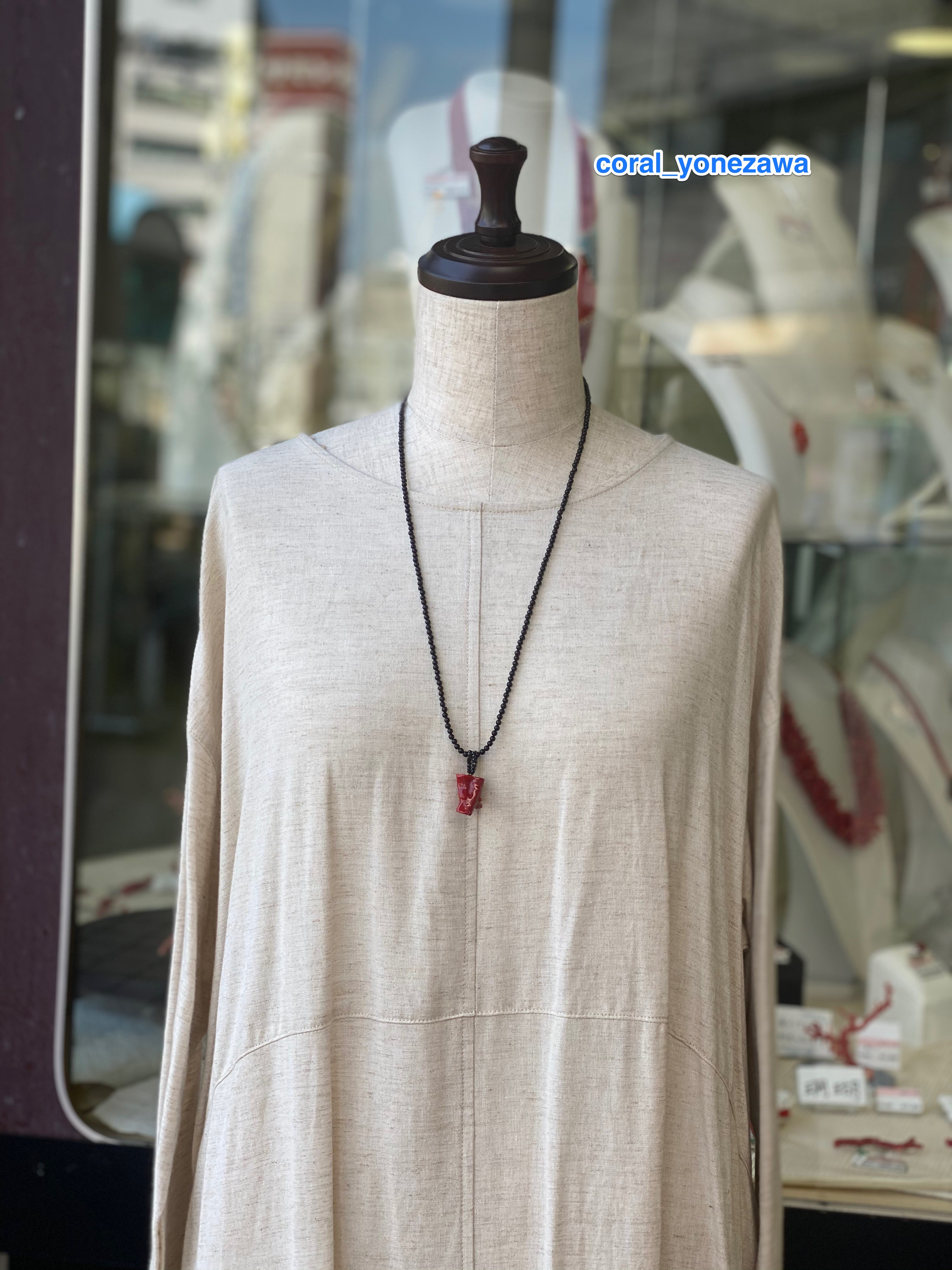 モチーフ取外可能・黒のオニキス・赤の珊瑚が映える…ペンダントネックレス