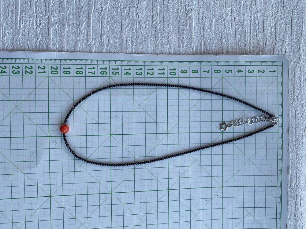 ギフト好適品・赤と黒のインパクト・赤珊瑚とブラックスピネルのシンプルネックレス【SV】