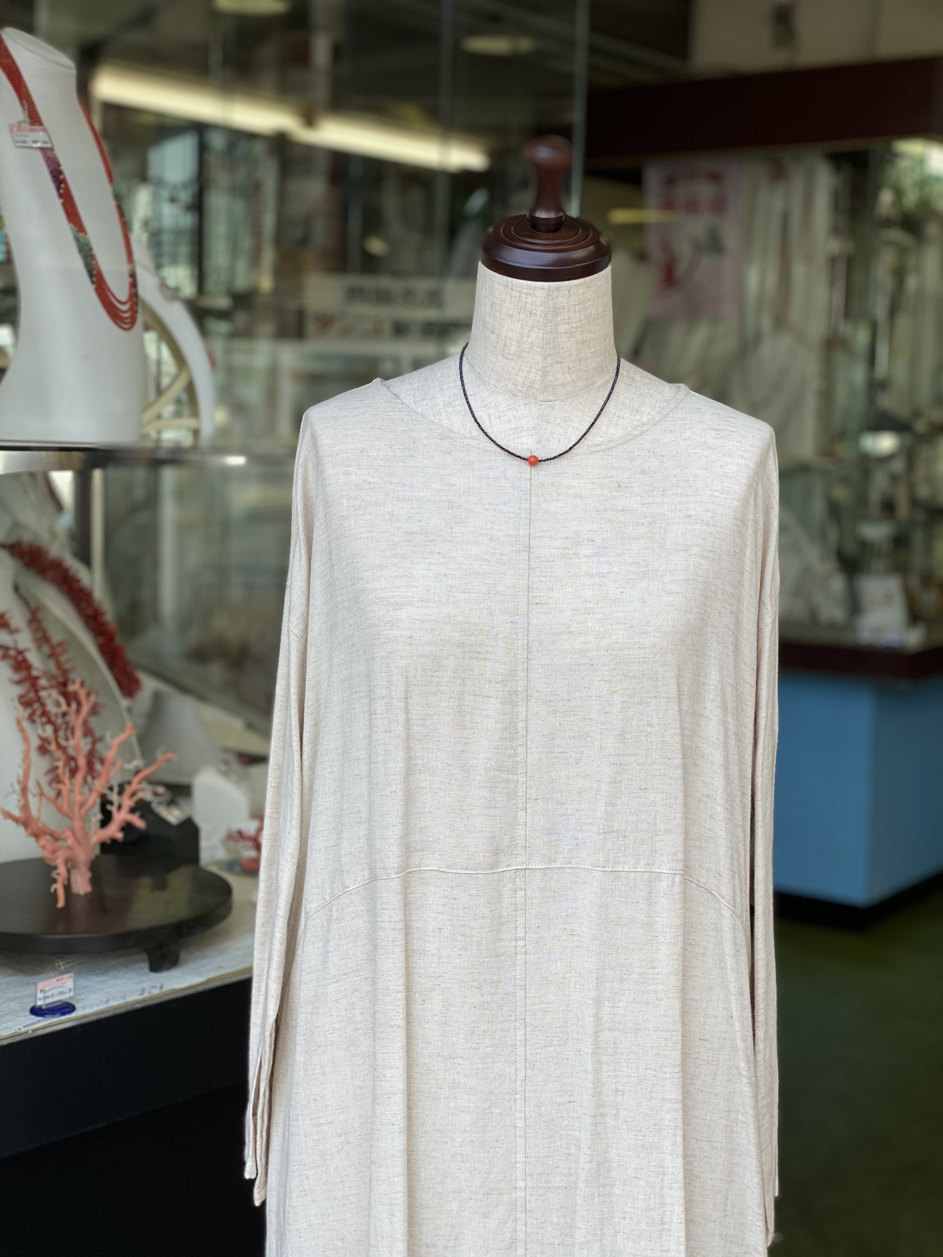 ギフト好適品・赤と黒のインパクト・赤珊瑚とブラックスピネルのシンプルネックレス【SV】