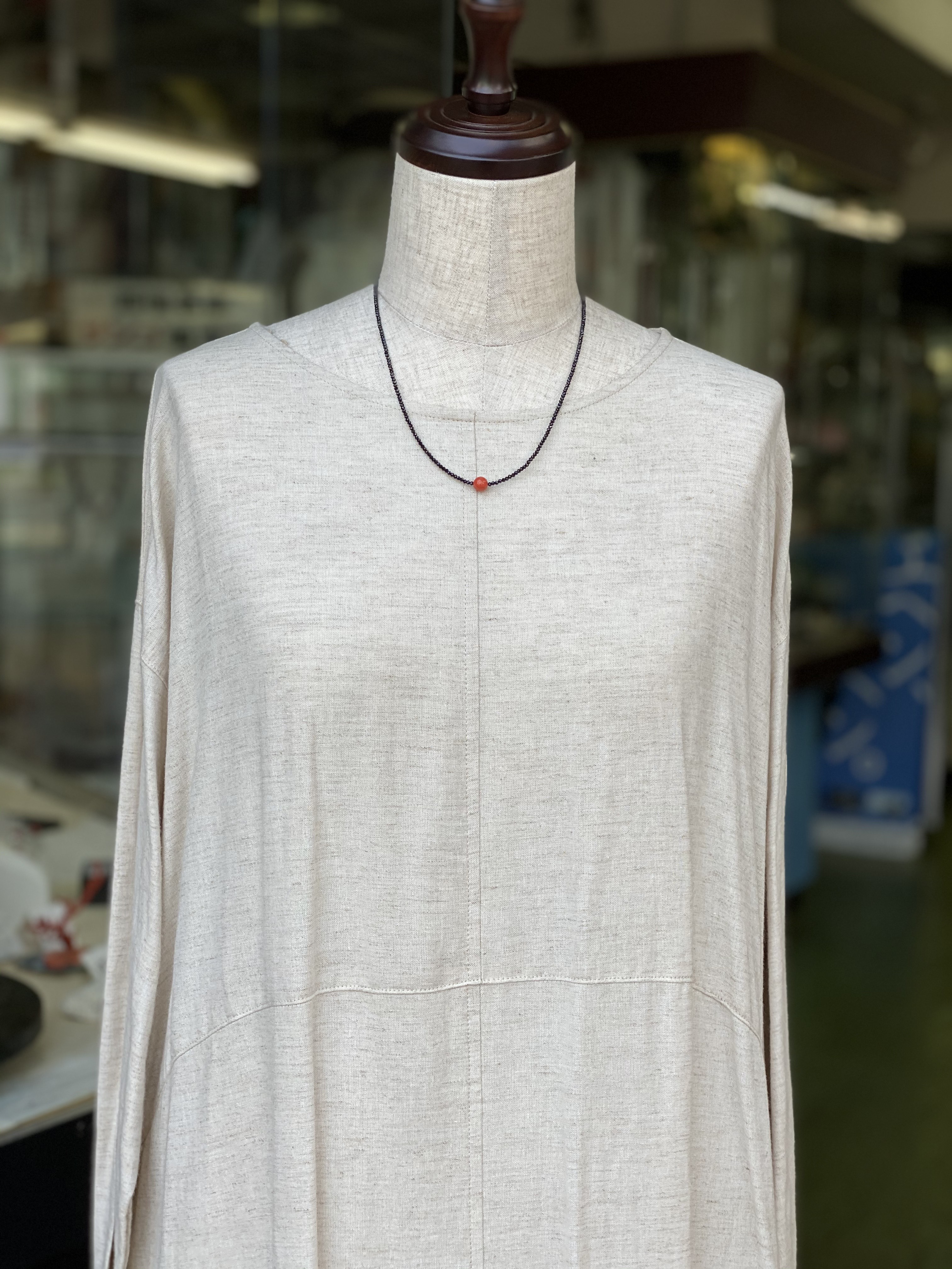 ギフト好適品・赤と黒のインパクト・赤珊瑚とブラックスピネルのシンプルネックレス【SV】