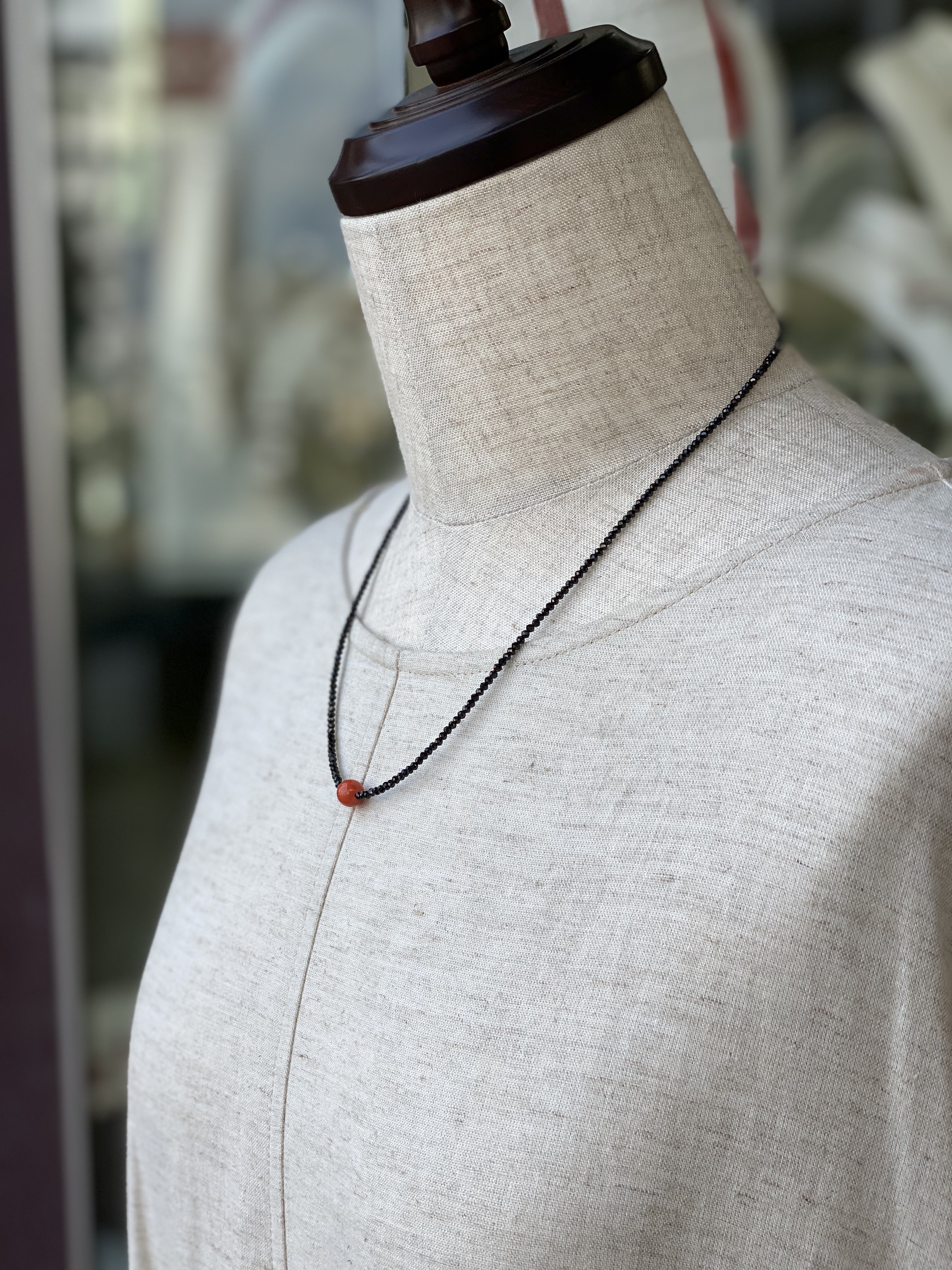 ギフト好適品・赤と黒のインパクト・赤珊瑚とブラックスピネルのシンプルネックレス【SV】