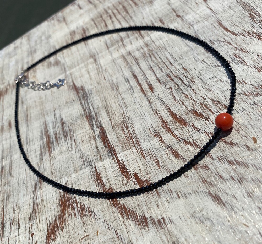 ギフト好適品・赤と黒のインパクト・赤珊瑚とブラックスピネルのシンプルネックレス【SV】