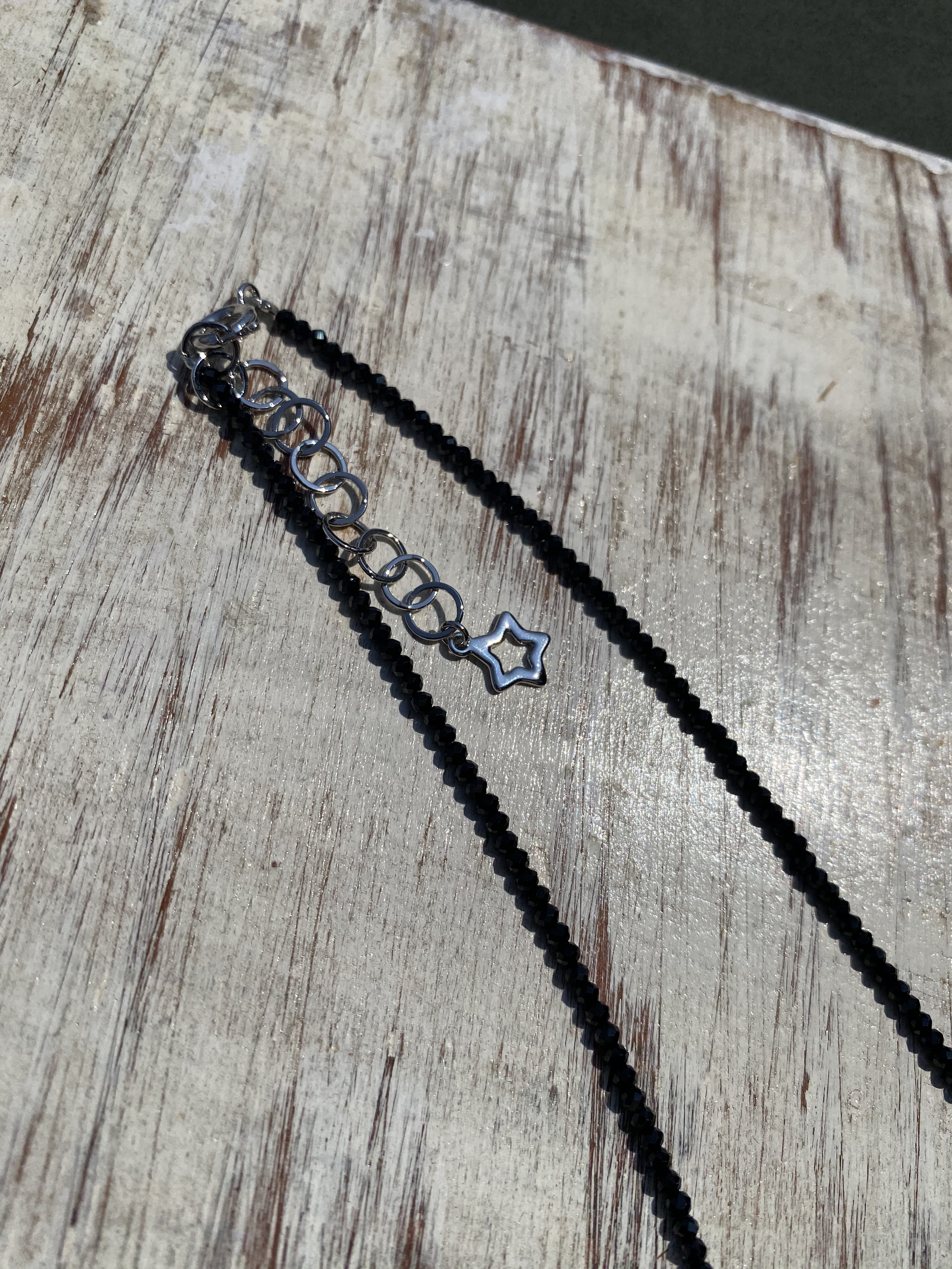 ギフト好適品・赤と黒のインパクト・赤珊瑚とブラックスピネルのシンプルネックレス【SV】