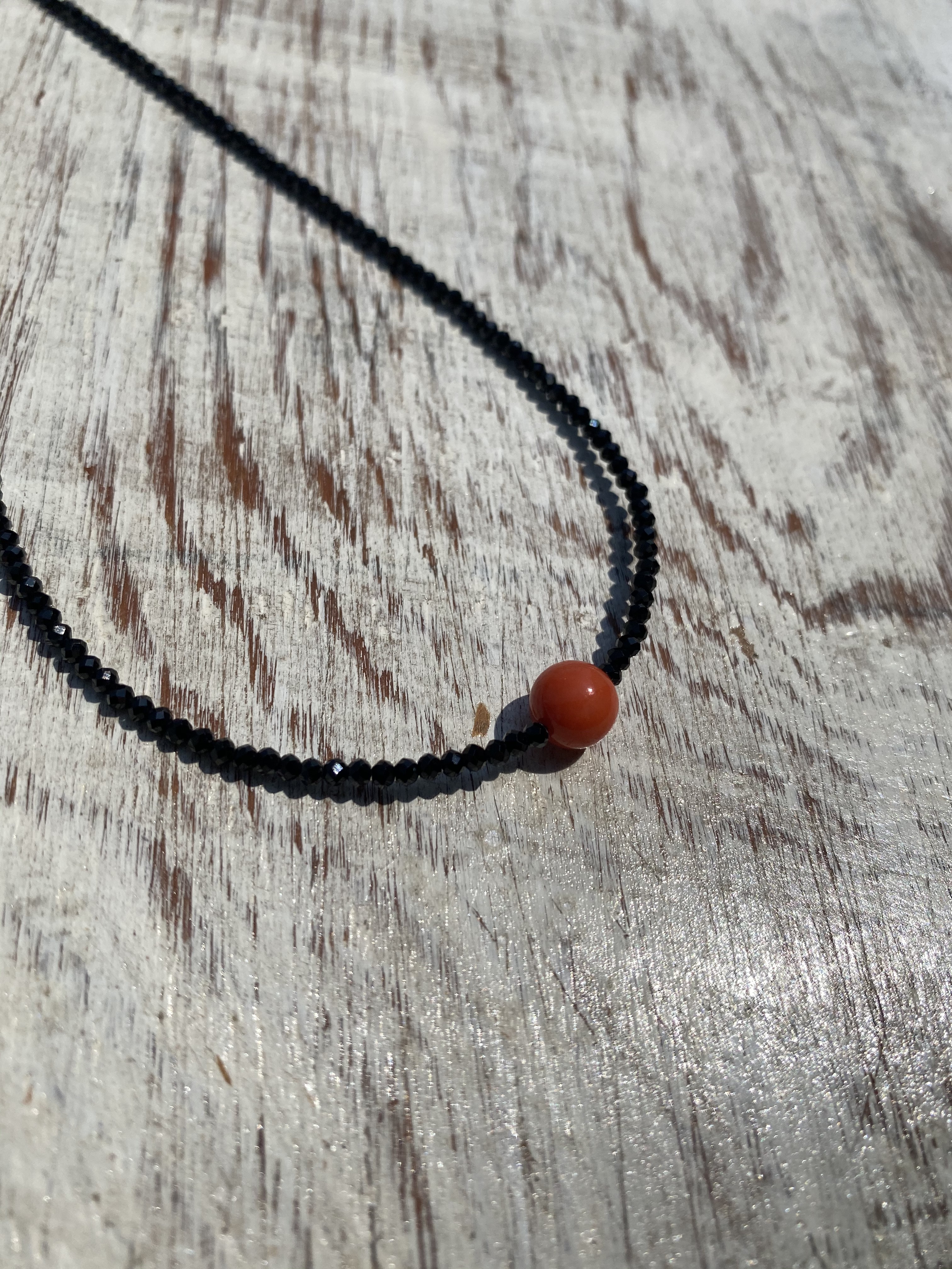 ギフト好適品・赤と黒のインパクト・赤珊瑚とブラックスピネルのシンプルネックレス【SV】