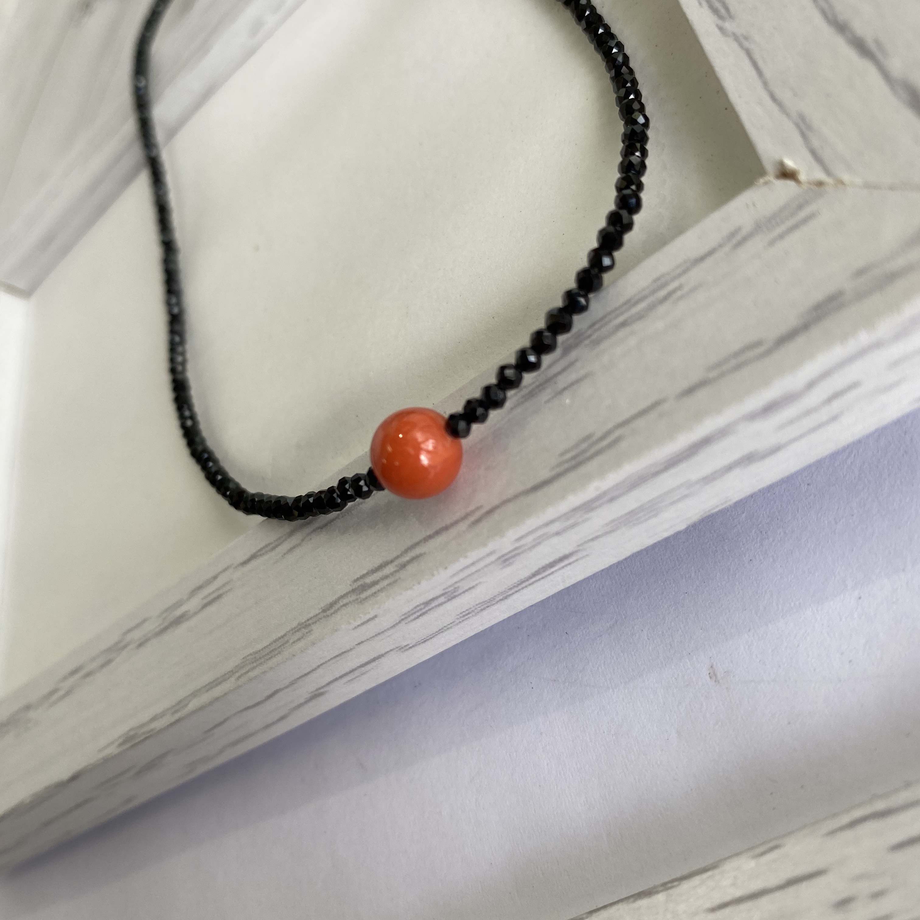ギフト好適品・赤と黒のインパクト・赤珊瑚とブラックスピネルのシンプルネックレス【SV】