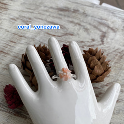 宝石珊瑚・フリーサイズリング❀︎繊細な花彫刻 1枚目の画像