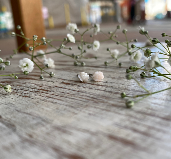 小さな花園❀︎可憐な珊瑚のお花ピアス❀︎ギフトにいかが♡ 6枚目の画像