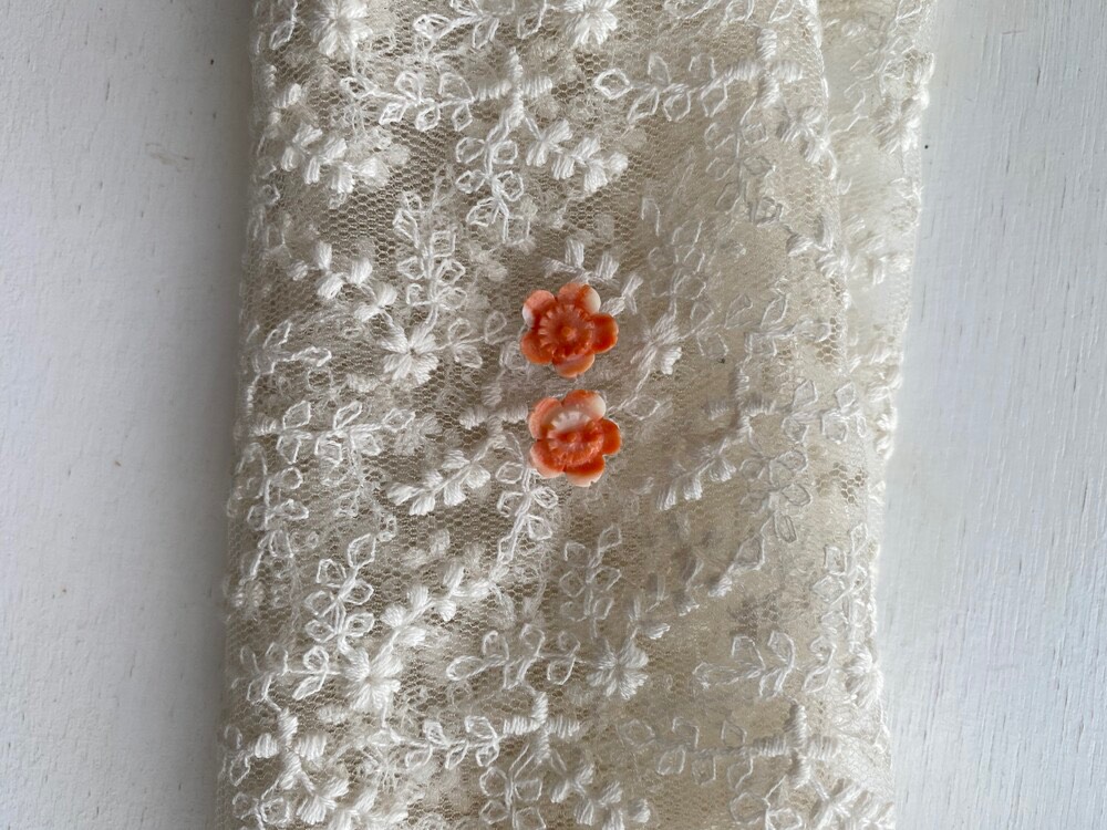 ニッポン・梅・伝統工芸彫刻品・土佐の海より…モモイロサンゴのピアス