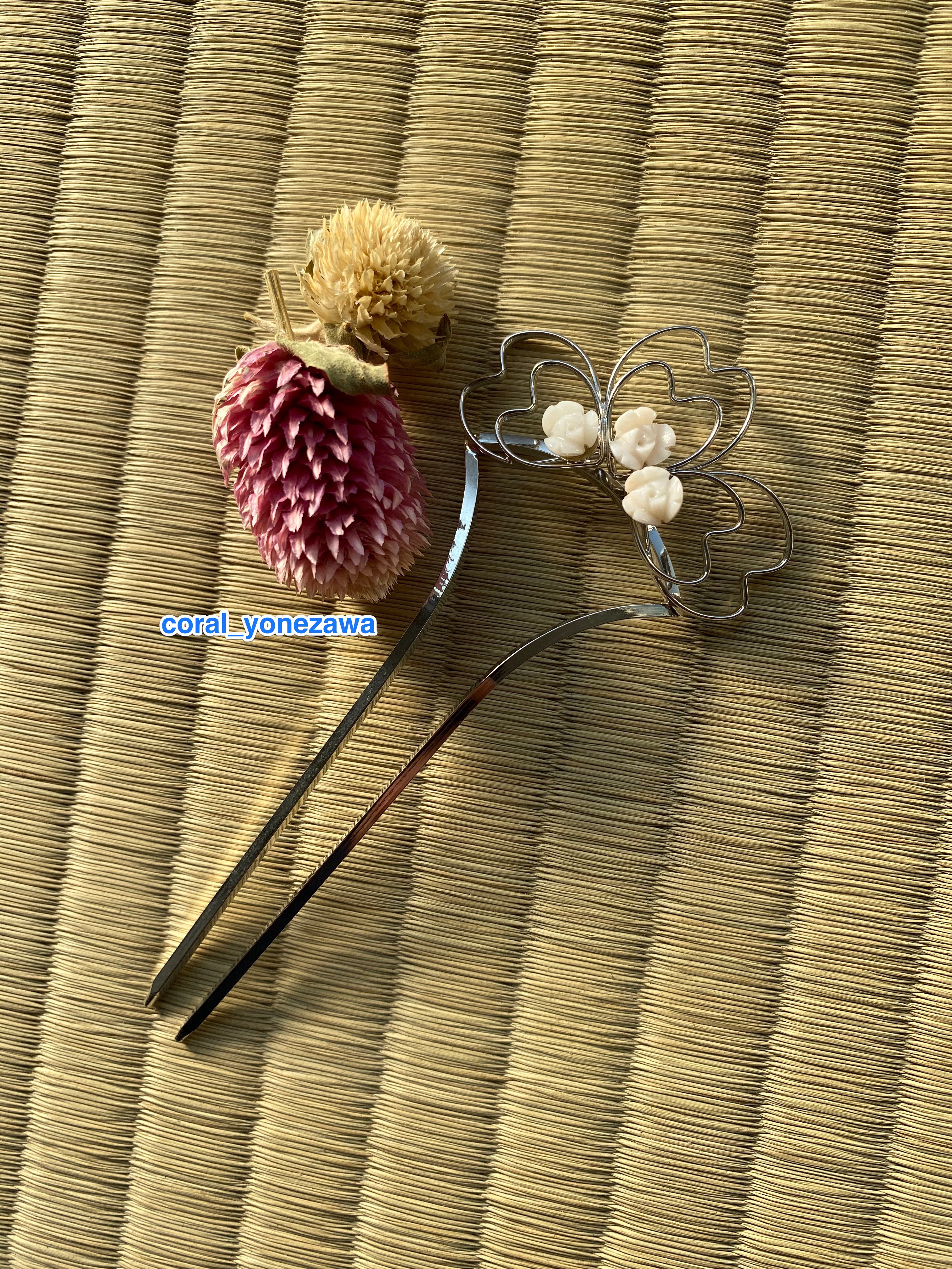 高知発・お花細工・清楚な白珊瑚・まとめヘアスタイルに珊瑚かんざし