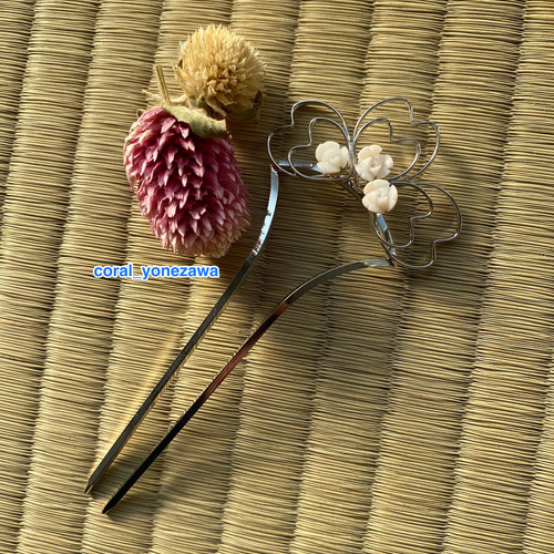 高知発・お花細工・清楚な白珊瑚・まとめヘアスタイルに珊瑚かんざし  