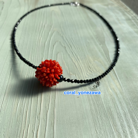 【一品物】赤&黒・オニキスと赤珊瑚のロングポイントネックレス 1枚目の画像