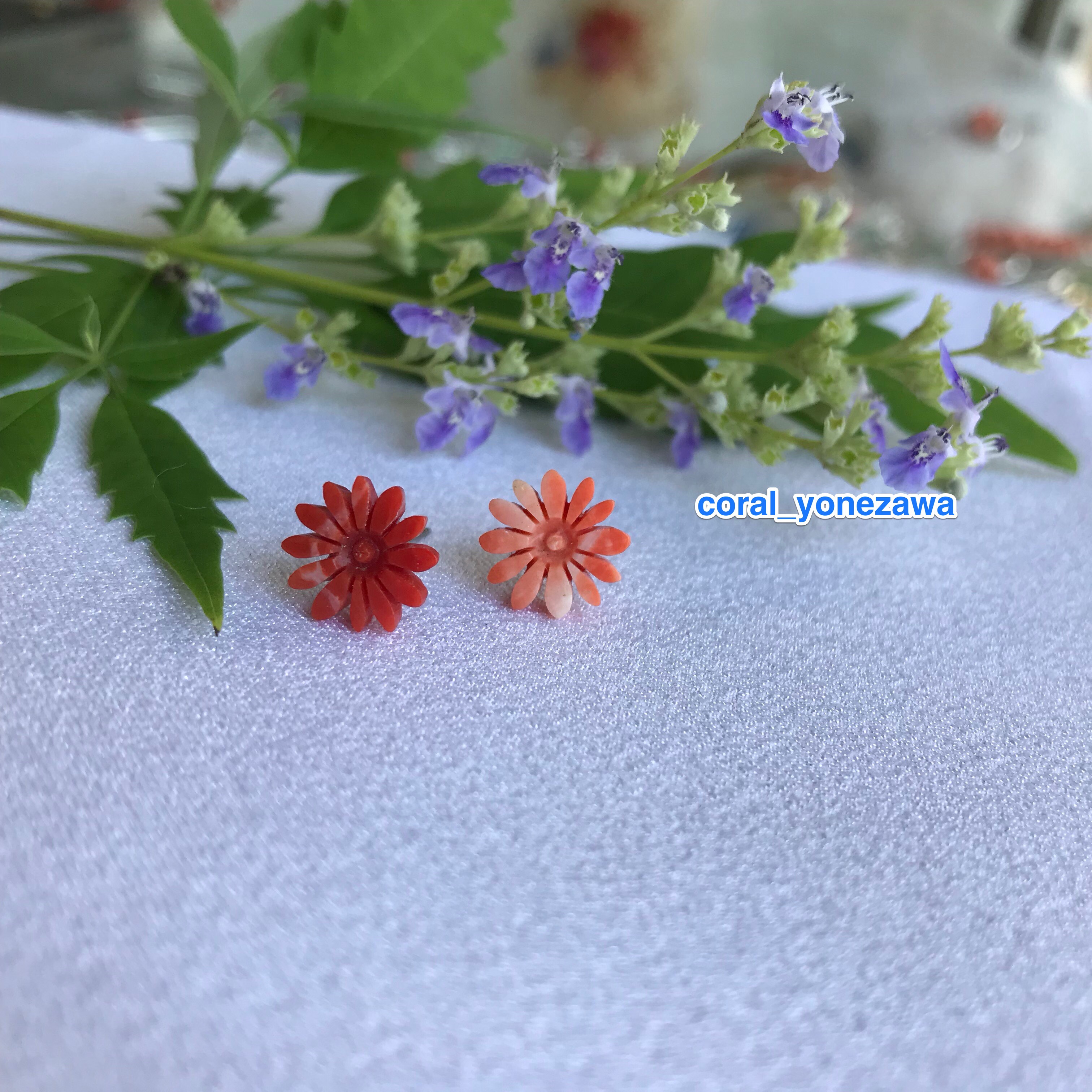 珊瑚彫刻ピアス・アウトレット・バイカラー・濃淡のflowerを左右に…