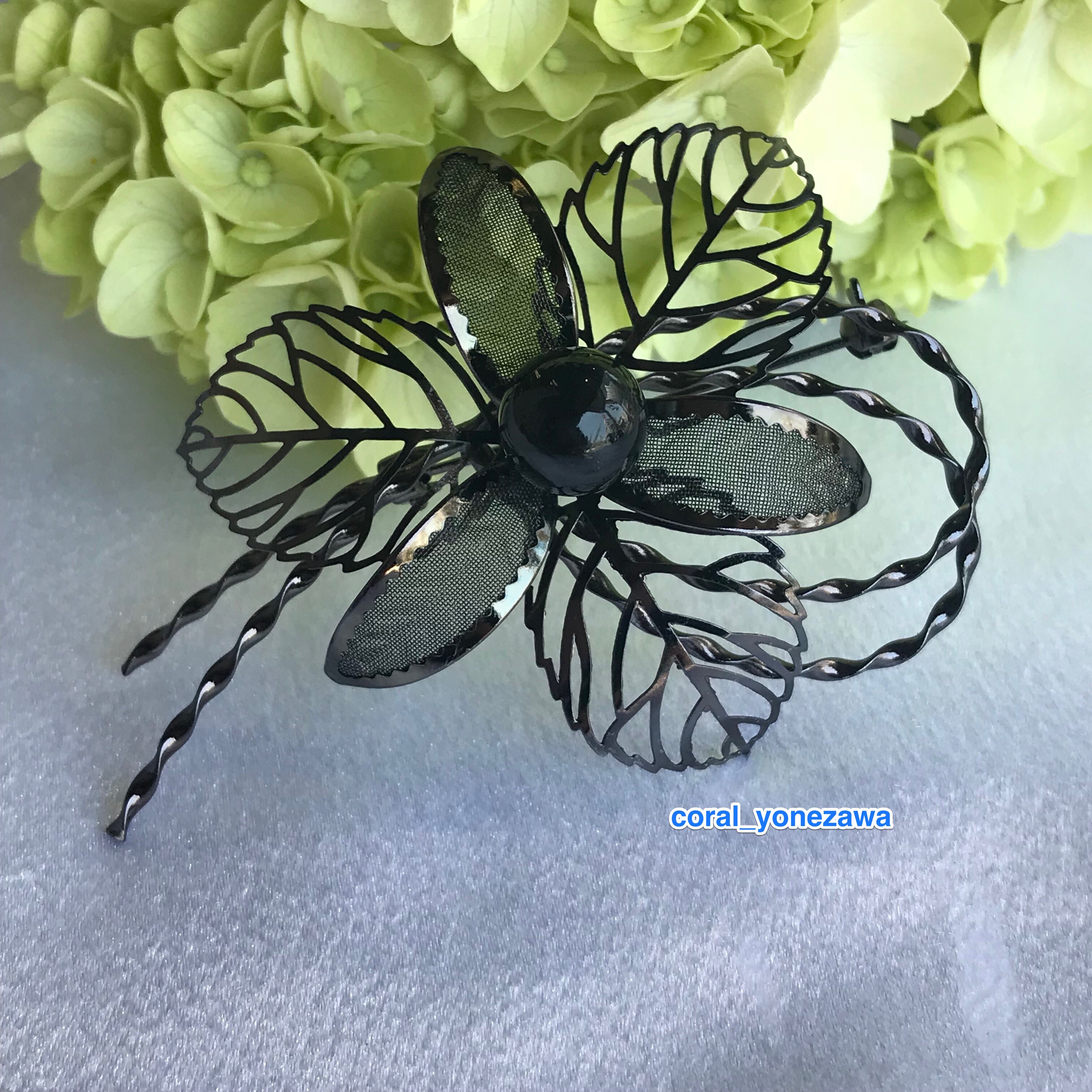 超軽量‼︎ボリュームの黒珊瑚付ブローチ