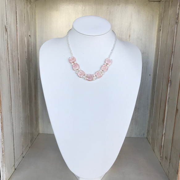 【一品物】ピンク蝶貝・水晶・ホワイトコーラルのオリジナルデザインネックレス 2枚目の画像